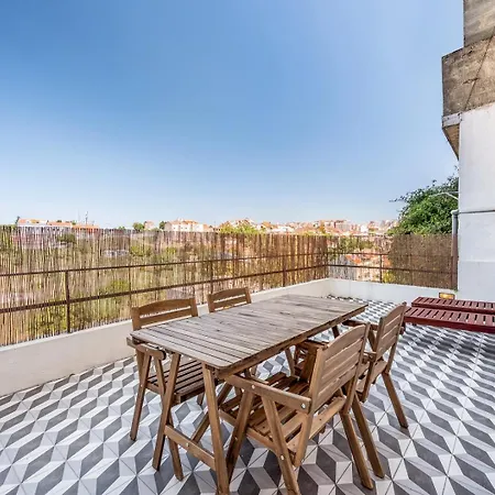 Guestready - Mosaic Terrace Apartment Lissabon